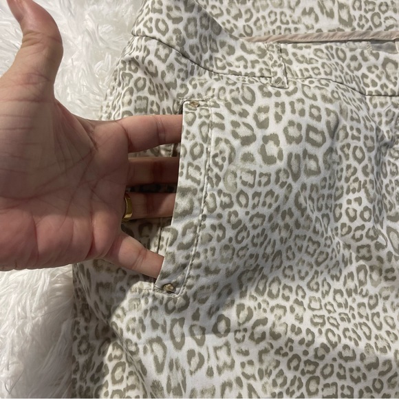Chico’s Womens Cropped Animal Print Cargo Pants Size US XL 16 Pockets - Picture 4 of 9